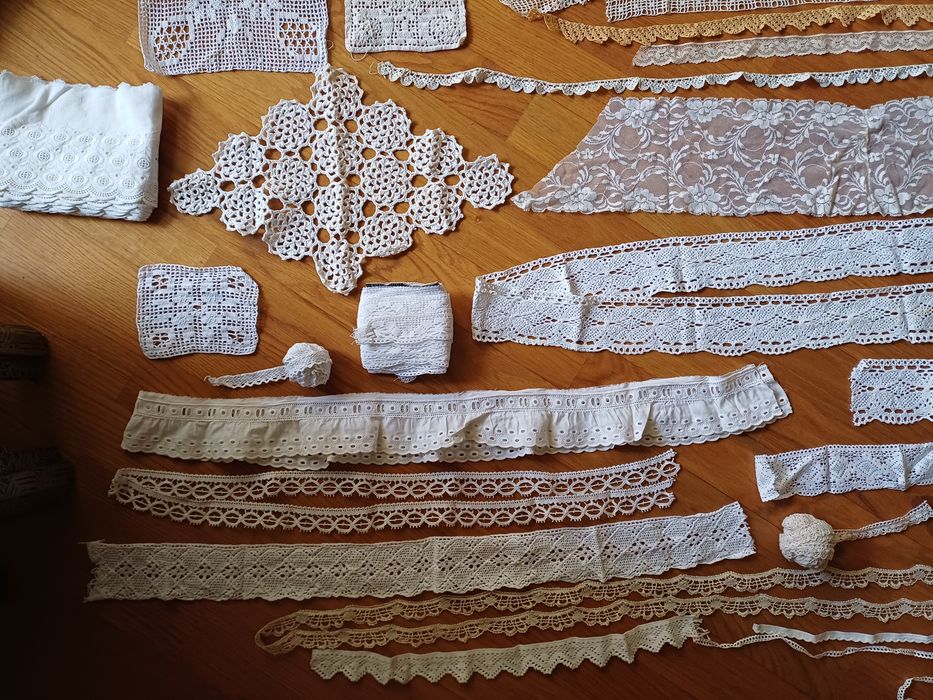 Conjunto de pequenas peças de crochet e bordas de renda