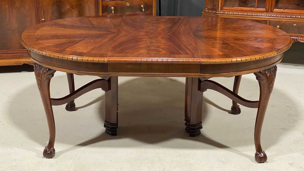 Reprezentacyjny angielski zestaw jadalniany: stół, witryna, komoda