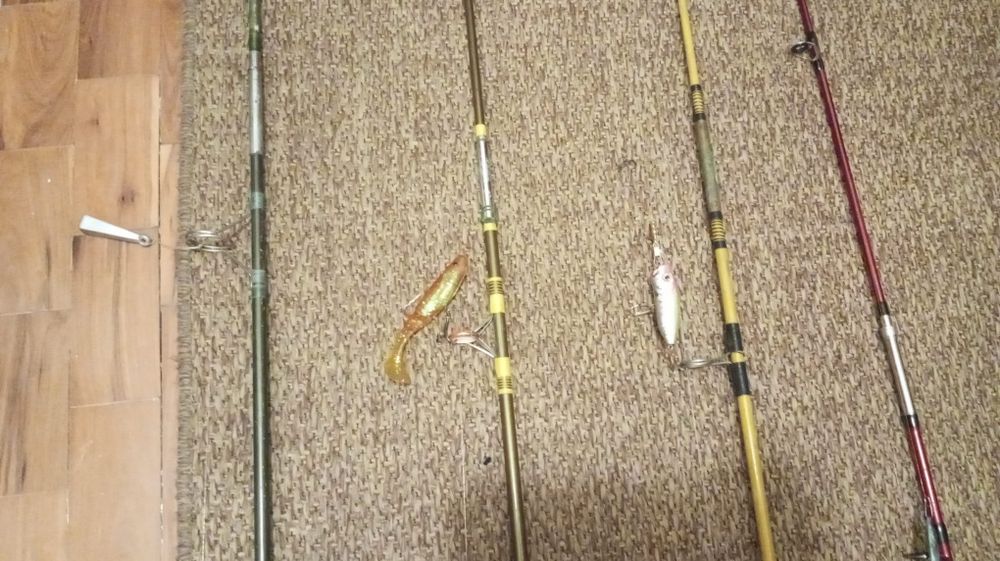 Canas e carretos de pesca