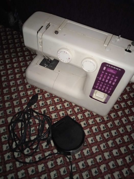 Швейна машинка janome
