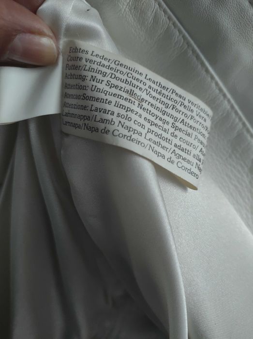 Blusão em pele, branco gelo da Betty Barclay. Bom estado geral