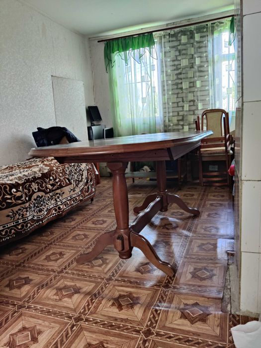 Деревянный кухонный стол