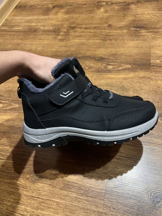 Кросівки теплі у розмірі 39