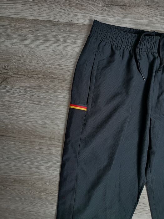 Śliskie spodnie sportowe adidas czarne w rozmiarze S