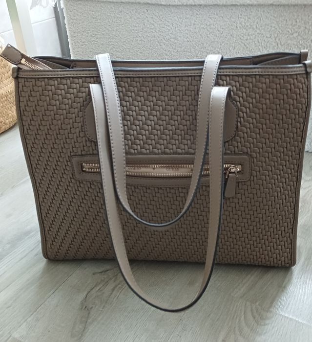 Mala GUESS Silvana entrançada 
Shopper Silvana entrançada
Shopper Silv