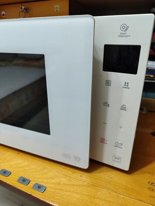 Продам микроволновку под ремонт/ на запчасти