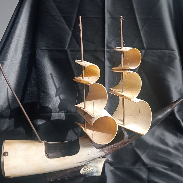 Caravela em corno/chifre artesanal