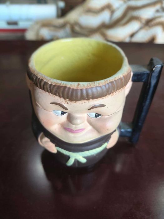 Caneca com figura de abade louça típica das Caldas da Rainha