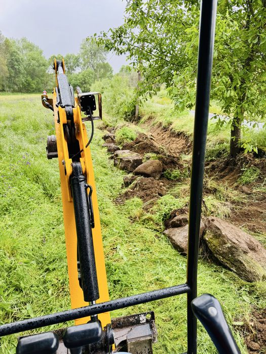 Trabalhos mini giratória e camião com grua