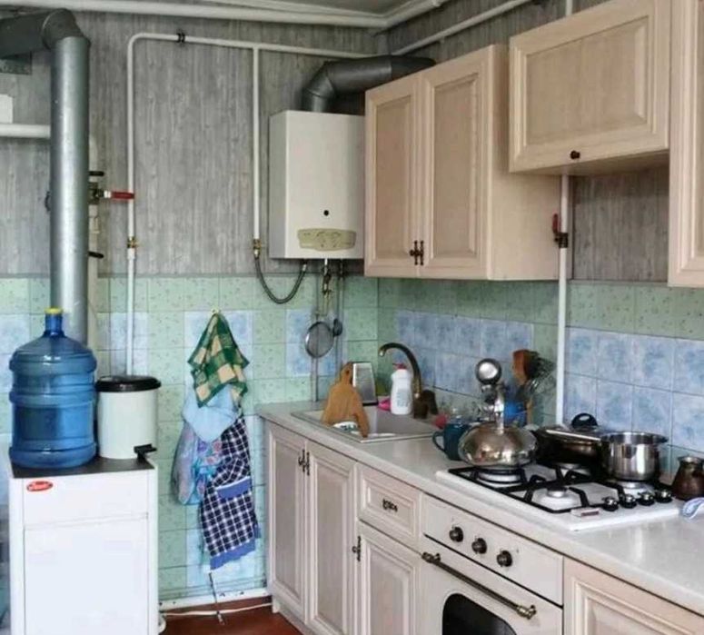 (13)Продам просторий 2-поверховий будинок в центрі с. Молодіжне.