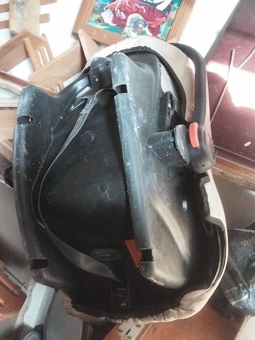 дитяче крісло в машину