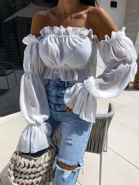 Piękna biała bluzka hiszpanka z odkrytymi ramionami