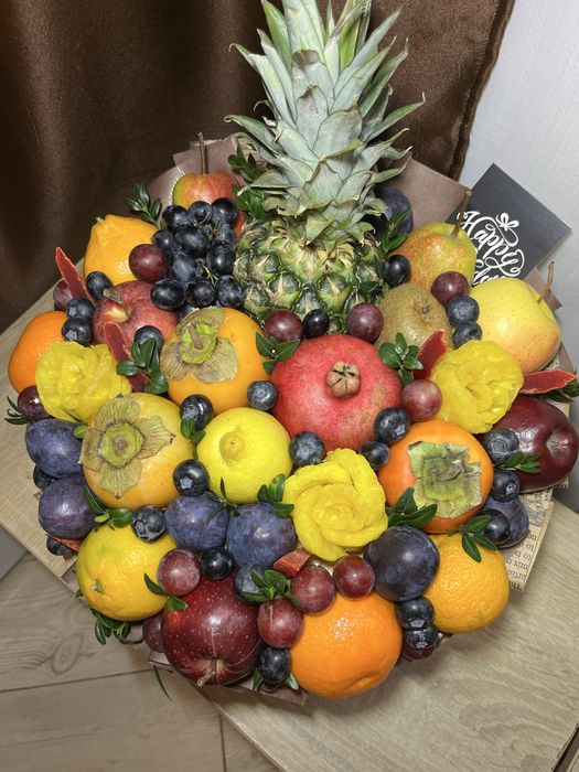 Сладкий и фруктовый букет ко дню рождения. Букет из конфет.