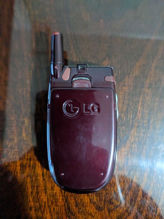 Мобильный телефон LG C1200 с адаптером питания