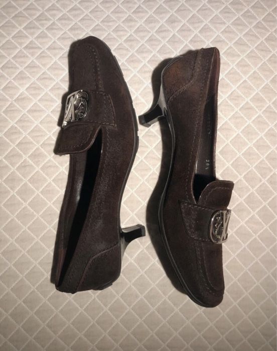 LOUIS VUITTON kitten-heel Sabrinas em camurça cor chocolate