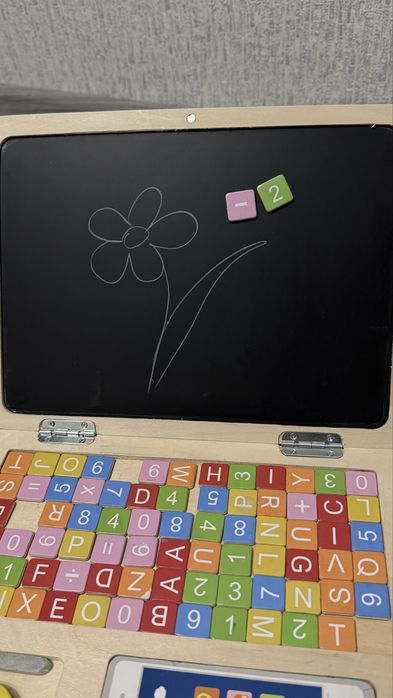 Деревʼяна дошка у вигляді ноутбуку