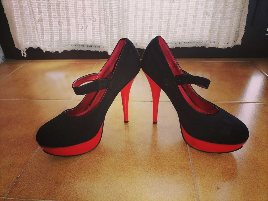 Sapatos de senhora tacão alto