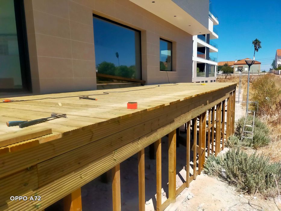 Tratamento e Manutenção de Decks para piscinas ou esplanadas.