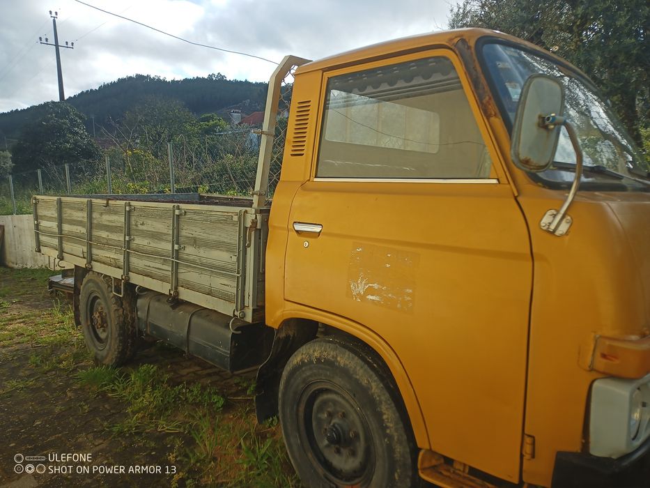 Carrinha Nissan de caixa aberta