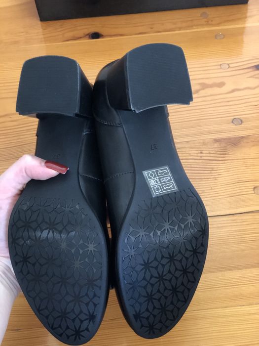 Buty na niskim słupku