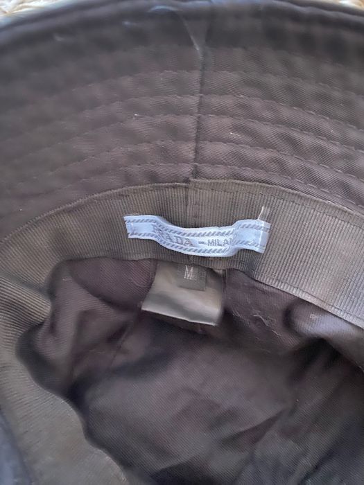 Шапка від відомого бренду Prada