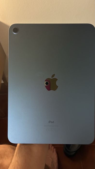 iPad 10.2” Wi-Fi 64GB Azul Junho 2025 como novo e com Smart Folio melancia, cabo e carregador originais