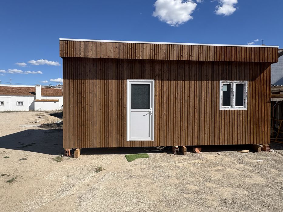Casa pré-fabricada moderna, ainda em construção