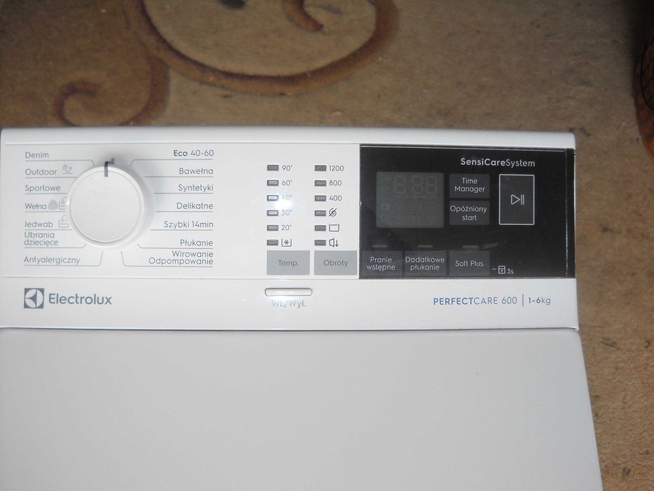 Pralka automatyczna Electrolux ładowana od góry.