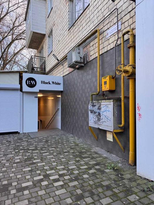 Продається кафе-бар Black White на вулиці Небесної Сотні та Політаєва