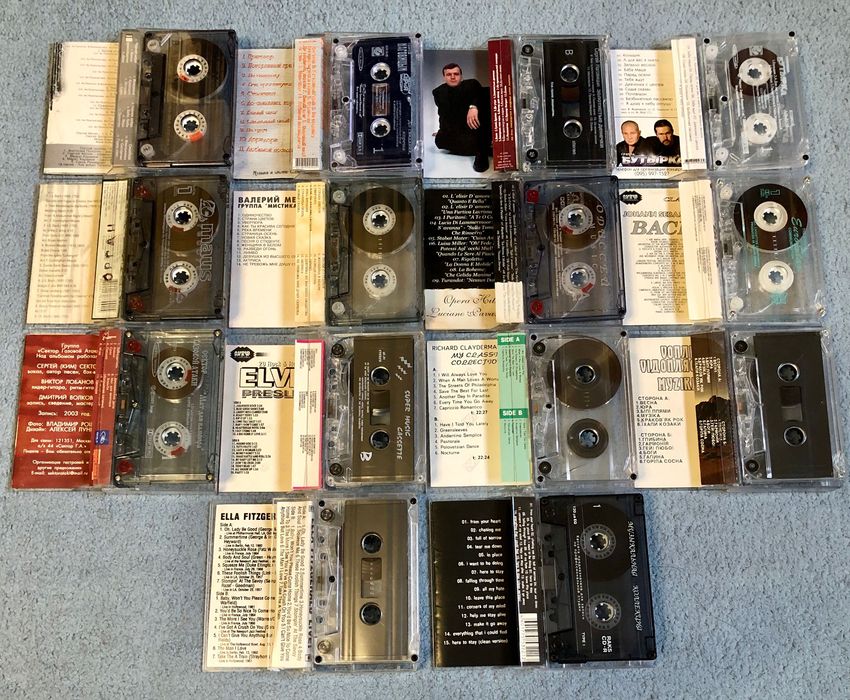 Аудиокассеты со студийной записью.