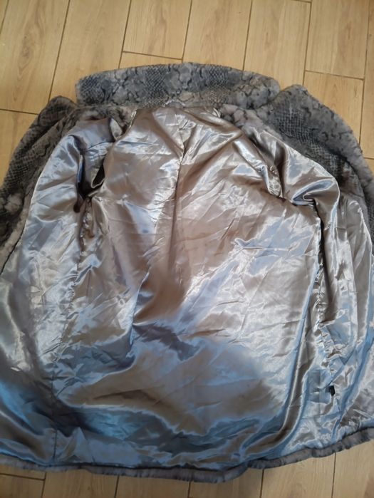 Пальто зі штучного хутра зі зміїним принтом