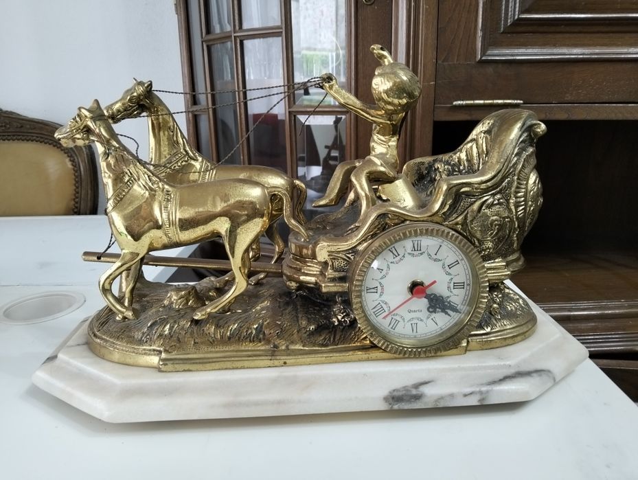 Relógio com base de pedra mármore