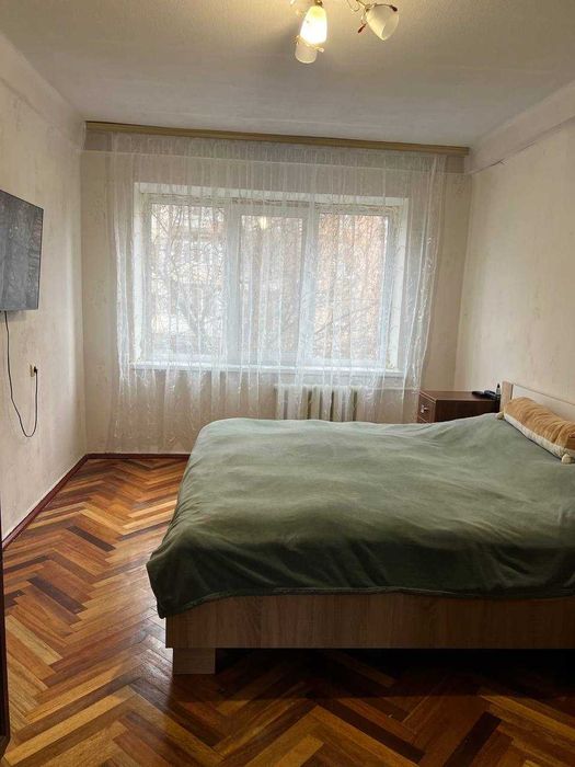 Вишгород, Дніпровська вул. 8,    2х кімн. квартира 46 кв.м. Центр.