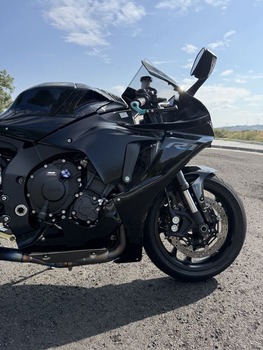 Yamaha R1 2023.