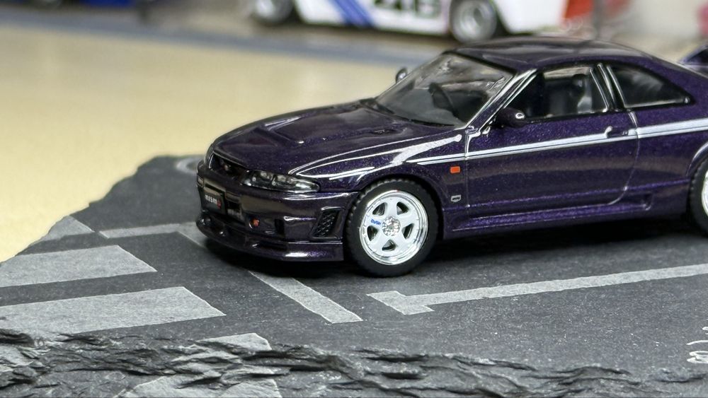 Tomytec 1/64 Nissan Skyline R33 400R Purple LV-N305e