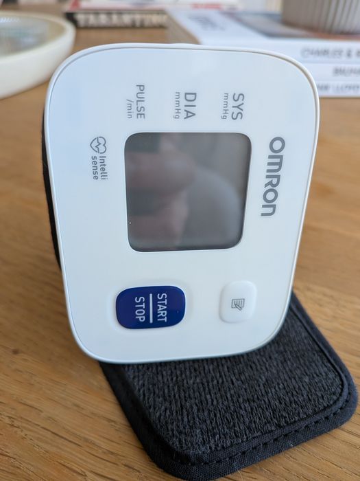 Omron medidor de tensão arterial pulso a funcionar na perfeição, pouco uso