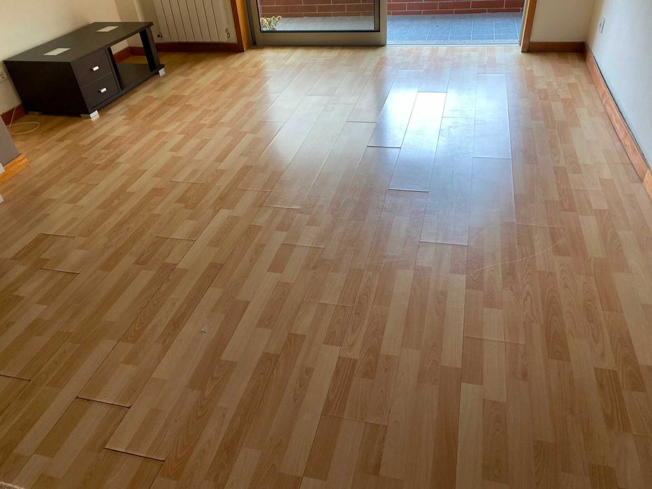 Cozinha usada e chão laminado e moveis de casa de banho