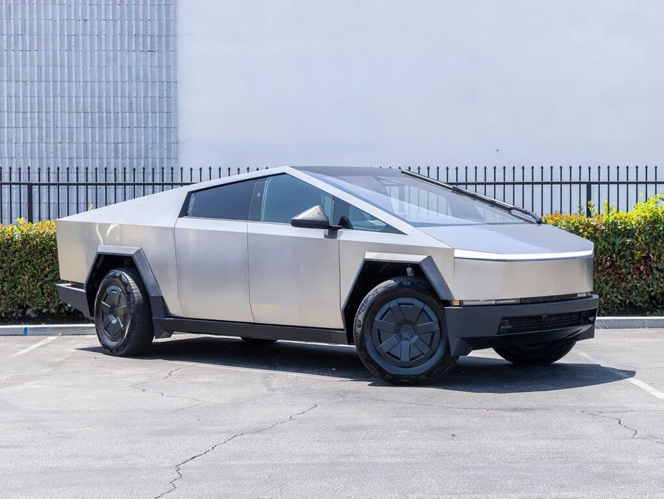 Tesla Cybertruck      2024