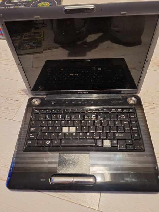 Sorzedam laptop tochiba