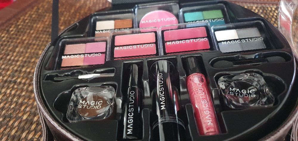 Kit de maquilhagem em mala. NOVO