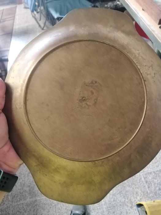 Hand-painted brass plate422805468601405441