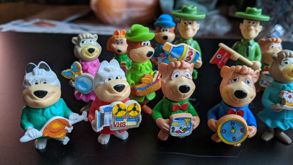 Stare Kolekcjonerskie Figurki Kinder Niespodzianka Miś Yogi 1996r 14sz