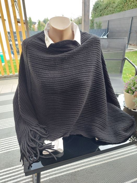 Ponczo, narzutka damska kolor czarny.