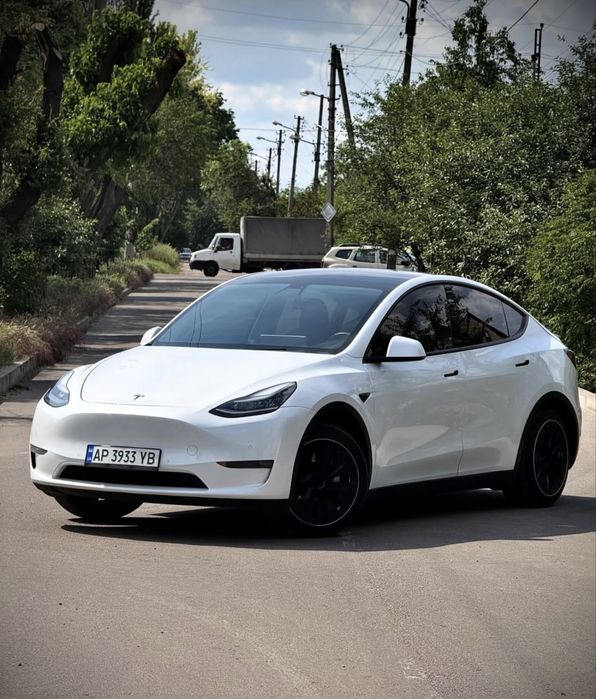 Tesla model Y 2020 рік