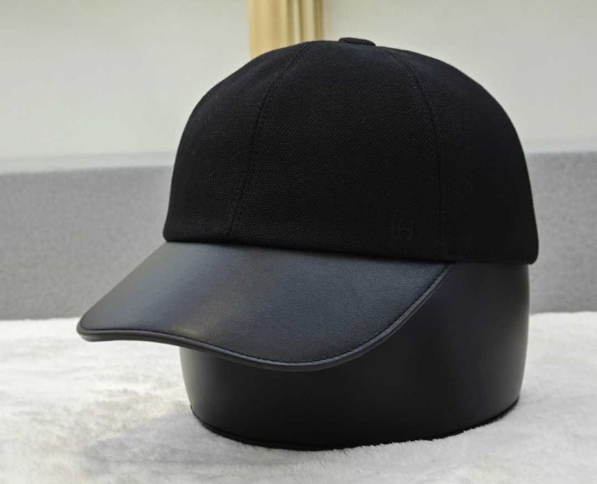 Cap Hermes com fecho metalico ajustavel