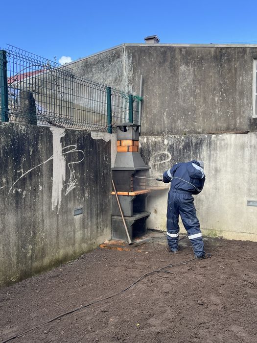 Limpeza de telhados, muros e fachadas e calçadas