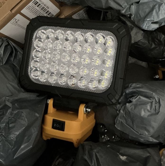 Яскравий потужний 8дюй прожектор лампа павербанк 2usb на Dewalt нова