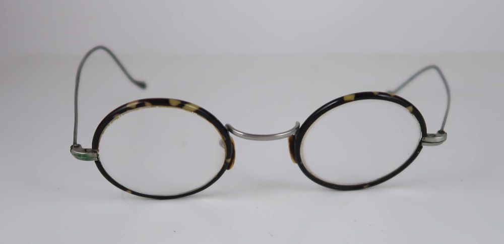 Conjunto de óculos antigos