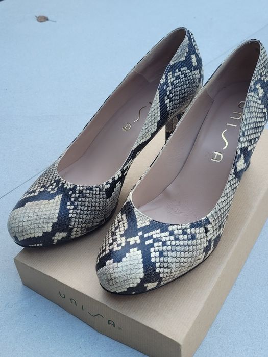 Buty na obcasie UNISA  motyw- skóra węża