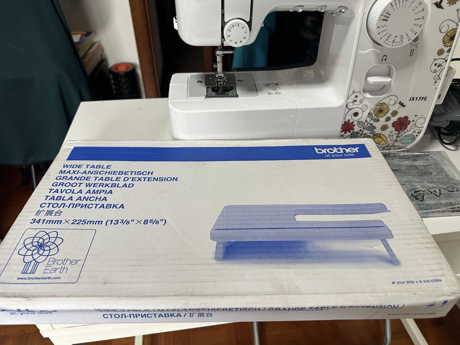 Maquina de costura e mesa extensora